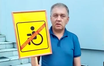 Видеофакт: Россиянину пришлось ползком подниматься в банк за пенсией