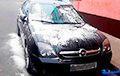 Фотофакт: В Барановичах Opel забросали яйцами и обсыпали мукой