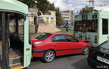 Фотафакт: У Менску тралейбус прыпячатаў Toyota ў іншы тралейбус