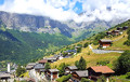 Кто согласился за $60 тысяч переехать в швейцарскую деревню?