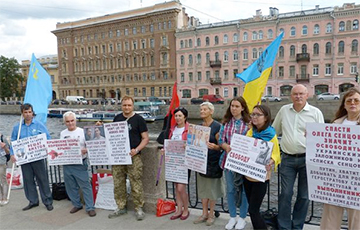 Жители Москвы и Петербурга вышли на улицы в поддержку украинцев