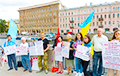 Жители Москвы и Петербурга вышли на улицы в поддержку украинцев