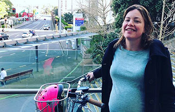 В Новой Зеландии министр поехала рожать на велосипеде