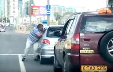 Видеофакт: В Минске таксист напал на водителя другого авто, тот ответил