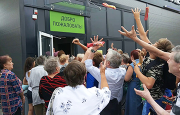 Minsk Citizens Scrambled In Order To Get Free Ice Cream At Store Opening