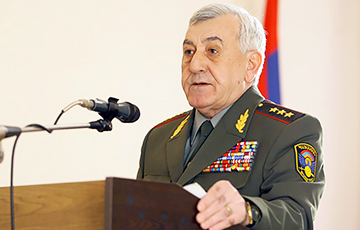 Экс-міністра абароны Арменіі абвясцілі ў міжнародны вышук