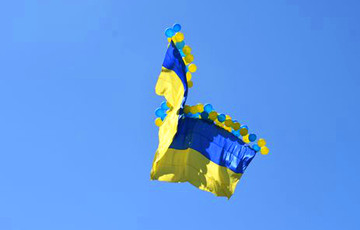 Над оккупированным Донецком подняли огромный флаг Украины