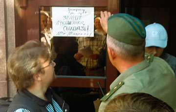 Photofact: Poster "Lukashenka, Resign!" On Dictator's Administration’s Doors