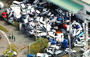 Фотофакт: Тайфун в Японии превратил автомобили в груду металлолома
