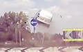 Видеофакт: Водитель Citroеn не заметил круговое движение и взлетел в воздух