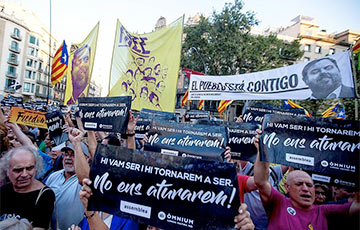 «Свободу политзаключенным!»: тысячи каталонцев вышли на акцию протеста