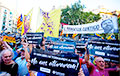 «Свободу политзаключенным!»: тысячи каталонцев вышли на акцию протеста