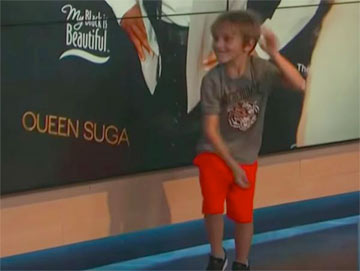 Видеохит: Мальчик ворвался в прямой эфир к своей маме, чтобы потанцевать