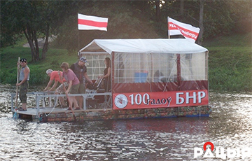 Фотафакт: Экспедыцыя па Нёмане пад бел-чырвона-белымі сцягамі