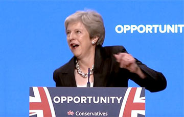 Тереза Мэй повторила свой знаменитый танец на съезде Консервативной партии