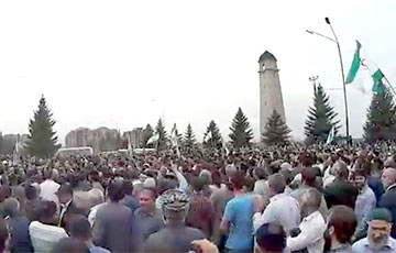 Видеофакт: Всадники въехали в столицу Ингушетии поддержать протестующих