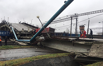 Видеофакт: В России мост обрушился прямо на Транссибирскую магистраль