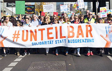 В Берлине четверть миллиона человек вышли на марш против ксенофобии