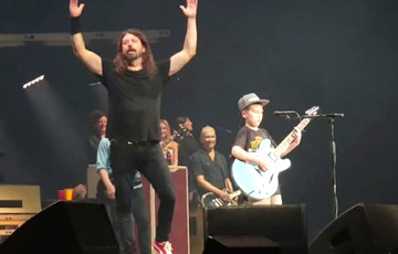 Видеофакт: Foo Fighters вместе со своим десятилетним фанатом виртуозно сыграли хит Metallica