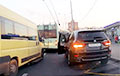 Відэафакт: У Менску BMW заняў месца тралейбуса на прыпынку