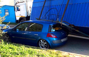 Фотафакт: Менскія будаўнікі «выпусцілі» бытоўку на прыпаркаваны Renault