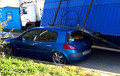 Фотофакт: Минские строители «уронили» бытовку на припаркованный Renault