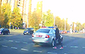 Видеофакт: В Гродно девушка отказалась уступать дорогу кортежу Лукашенко