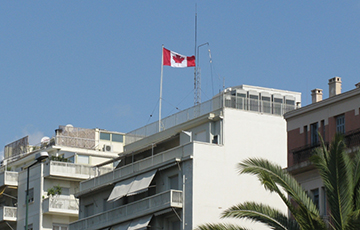 У Атэнах напалі на амбасаду Канады