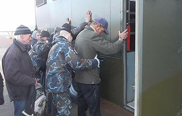 Police, Riot Police Detain 90 People Near Minsk