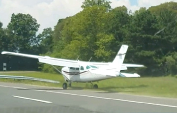 Видеофакт: Пилот самолета совершил экстренную посадку на оживленное шоссе