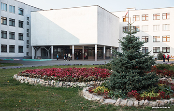 Директор школы в Пинске, которого оштрафовали за избиение детей, уехал в Москву