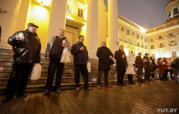 В Минске возле здания КГБ прошла акция памяти жертв сталинизма
