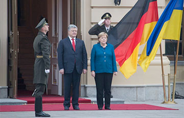 Видеофакт: Меркель с воинскими почестями встретили в Киеве