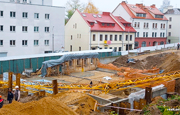 В центре Минска упал строительный кран