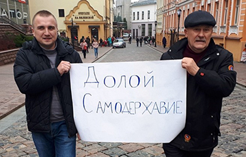 Гарадзенскія актывісты выйшлі на плошчу з плакатам «Далоў самадзяржаўе»