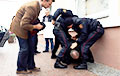 У Гародні міліцыянты збілі актывістаў за плакат «Далоў самадзяржаўе»