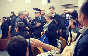 Videofact: Рalina Smirnova Wins REP Flag Back From Police