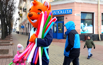 Videofact: Riot Police Detained Man In Fox Suit In Brest