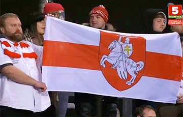 По БТ после гимна Беларуси показали бело-красно-белый флаг