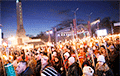 Десятки тысяч латвийцев приняли участие в факельном шествии в Риге