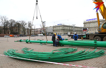 Photofact: Main Christmas Tree Installed In Minsk