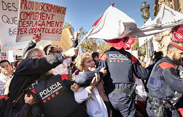 В Барселоне врачи и пожарные пошли на штурм парламента