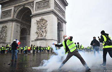 В Париже возобновились протесты «желтых жилетов»