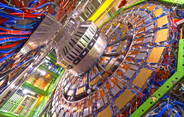 Большой адронный коллайдер запускают с рекордной энергией