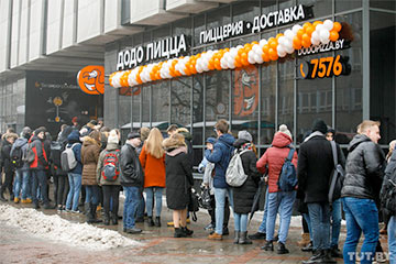 Photofact: Crowd Of Minsk Dwellers Queueing For Cheap Pizza At Niamiha