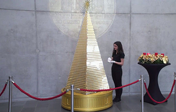 Фотофакт: В Европе установили елку из чистого золота