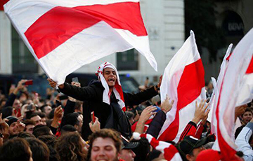 Фотофакт: Бело-красно-белые флаги на улицах Мадрида