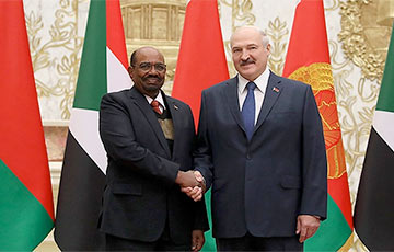Лукашенко - военному преступнику из Судана: Мне очень приятно, что вы приехали к нам
