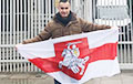 Фотофакт: Британец Алан Смит пикетирует посольство Беларуси в Варшаве