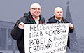 Активисты вышли ко Дворцу Республики с плакатом «Свободу СМИ! Свободу журналистам!»